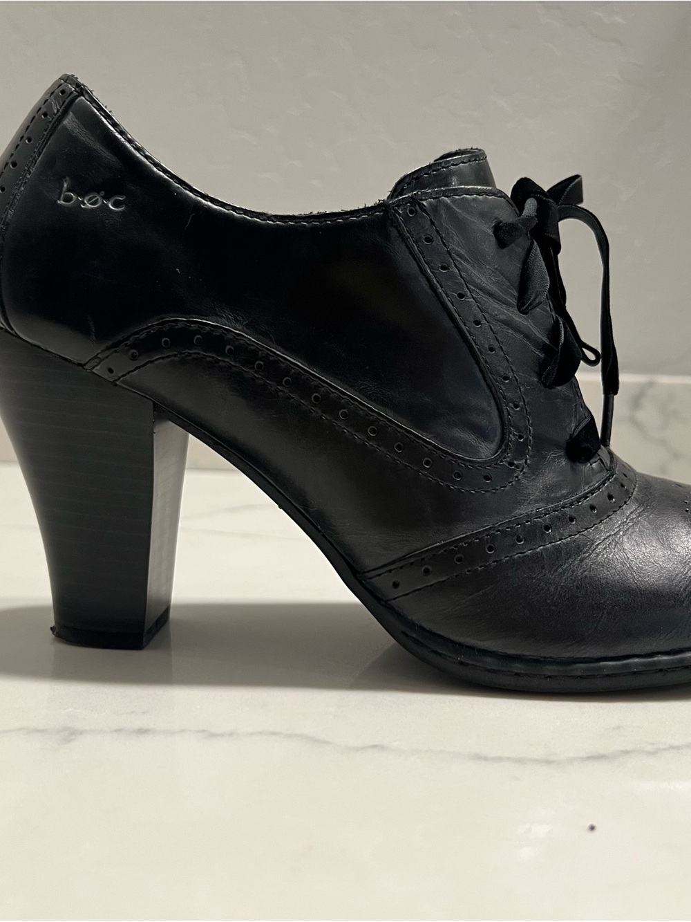 Born b.o.c. Black Leather Lace-Up Heeled Oxford Bootie